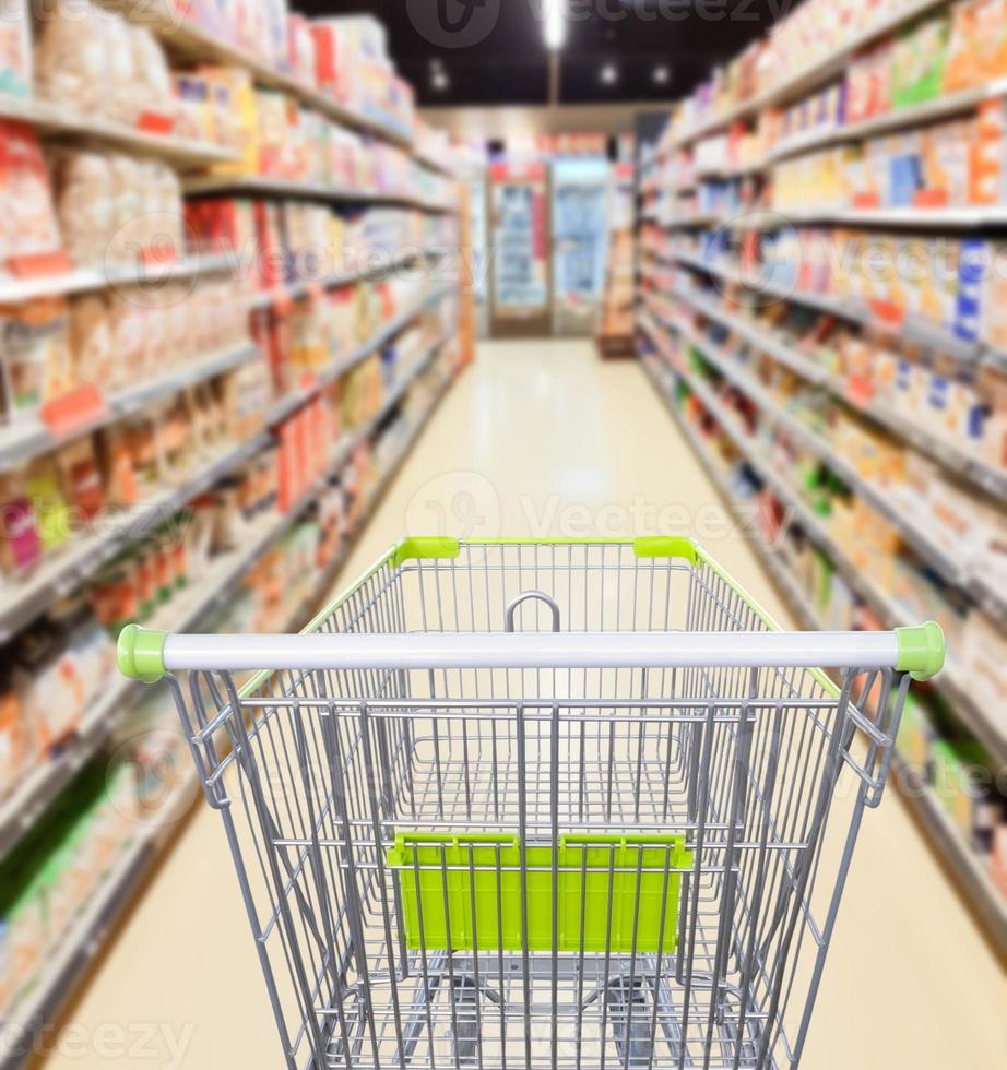 pasillo de supermercado con concepto de negocio de carrito de compras vacío foto