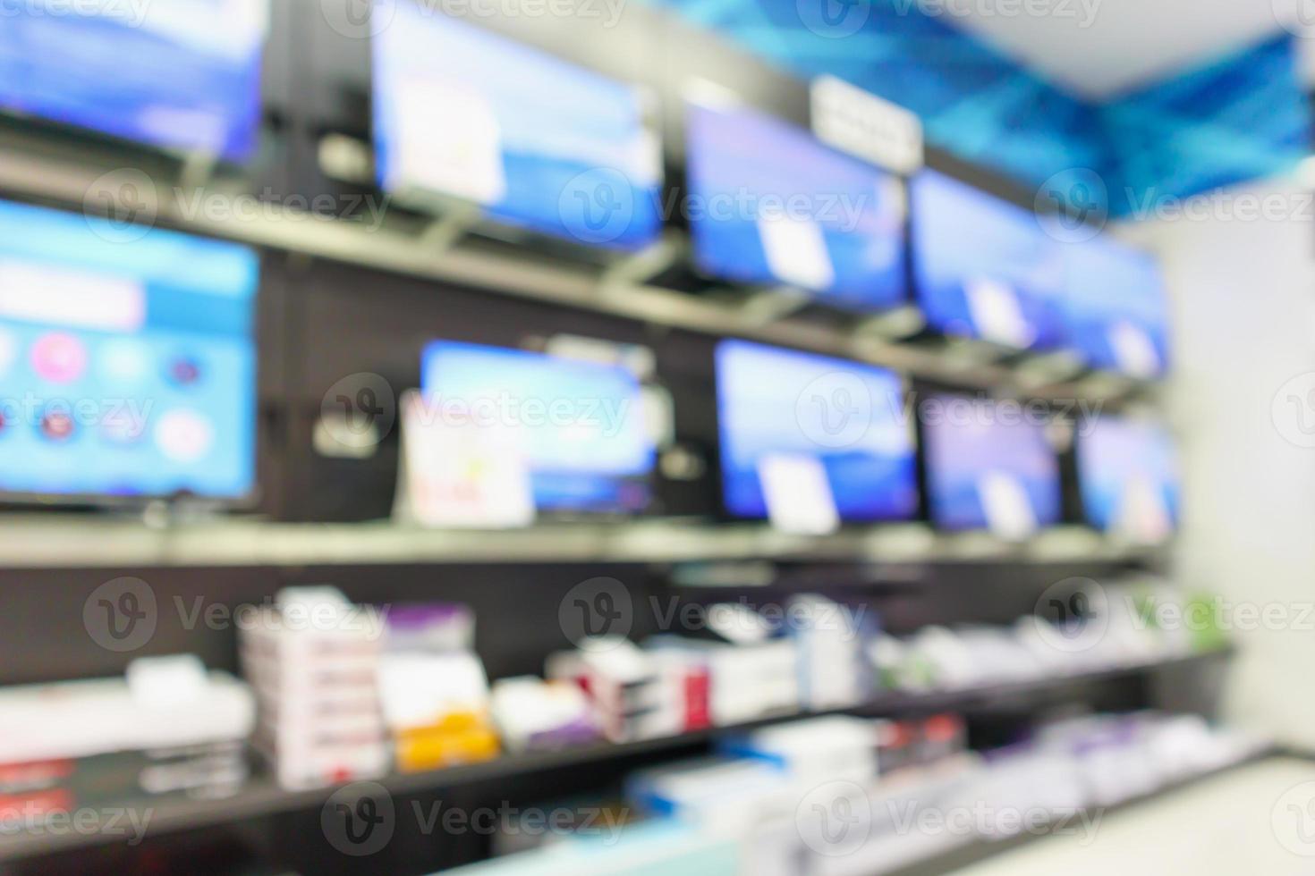 Los grandes almacenes electrónicos muestran televisión y electrodomésticos con fondo borroso de luz bokeh foto