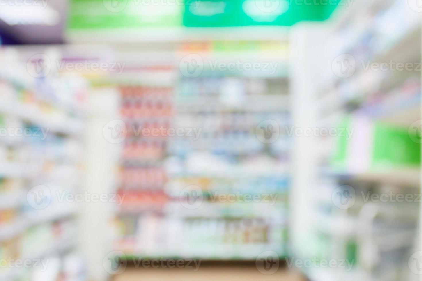 farmacia farmacia desenfoque de fondo abstracto con medicamentos y productos sanitarios en los estantes foto