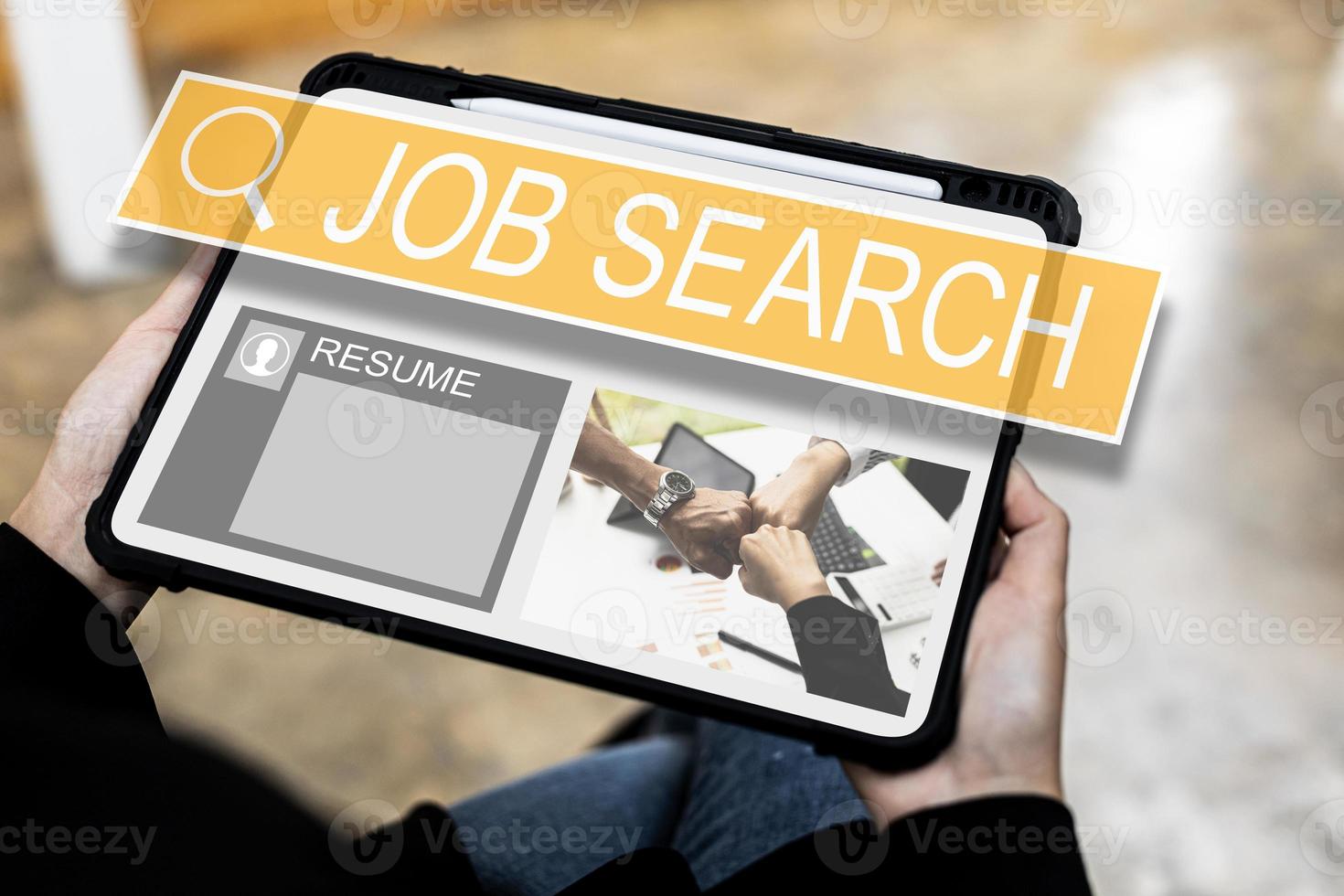 The screen shows the job search, job recruitment website that is a collection of jobs from companies looking for people to work with, showing details of qualifications, job seekers can deposit resumes photo