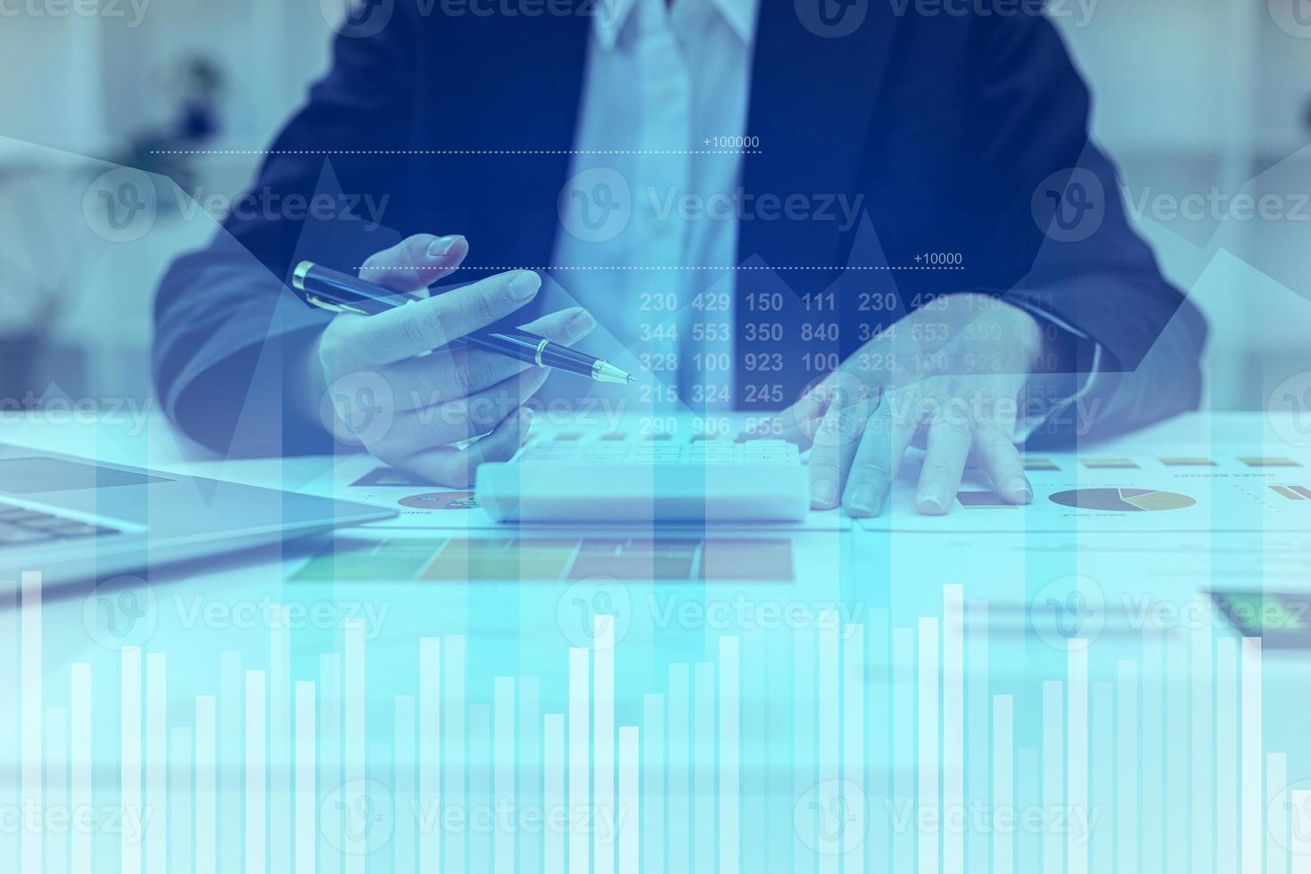 dos hombres de negocios se están reuniendo, están mirando un diagrama gráfico en una tableta que muestra un gráfico del estado financiero de la empresa. concepto de administración de empresas y finanzas. foto