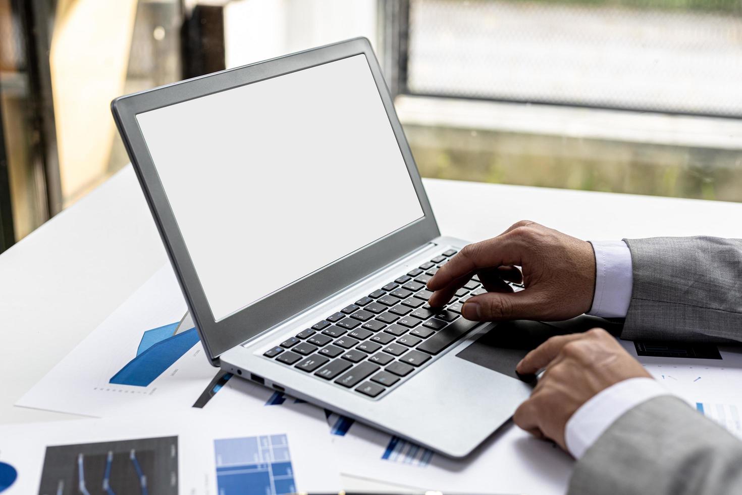 persona escribiendo en el teclado de la computadora portátil, en la pantalla de la computadora portátil con fondo blanco en blanco para ilustración, la pantalla de maqueta para editar más se puede usar para una variedad de tareas. copie el espacio foto