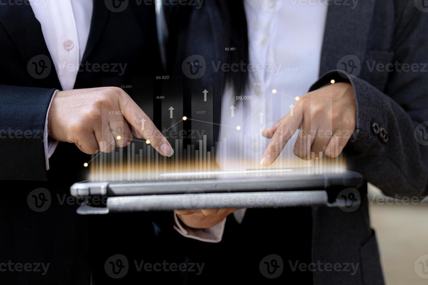 dos hombres de negocios se reúnen, señalan datos financieros en tabletas para discutir planes y soluciones, gráficos de gráficos que muestran el estado financiero y el rendimiento. concepto de administración de empresas. foto