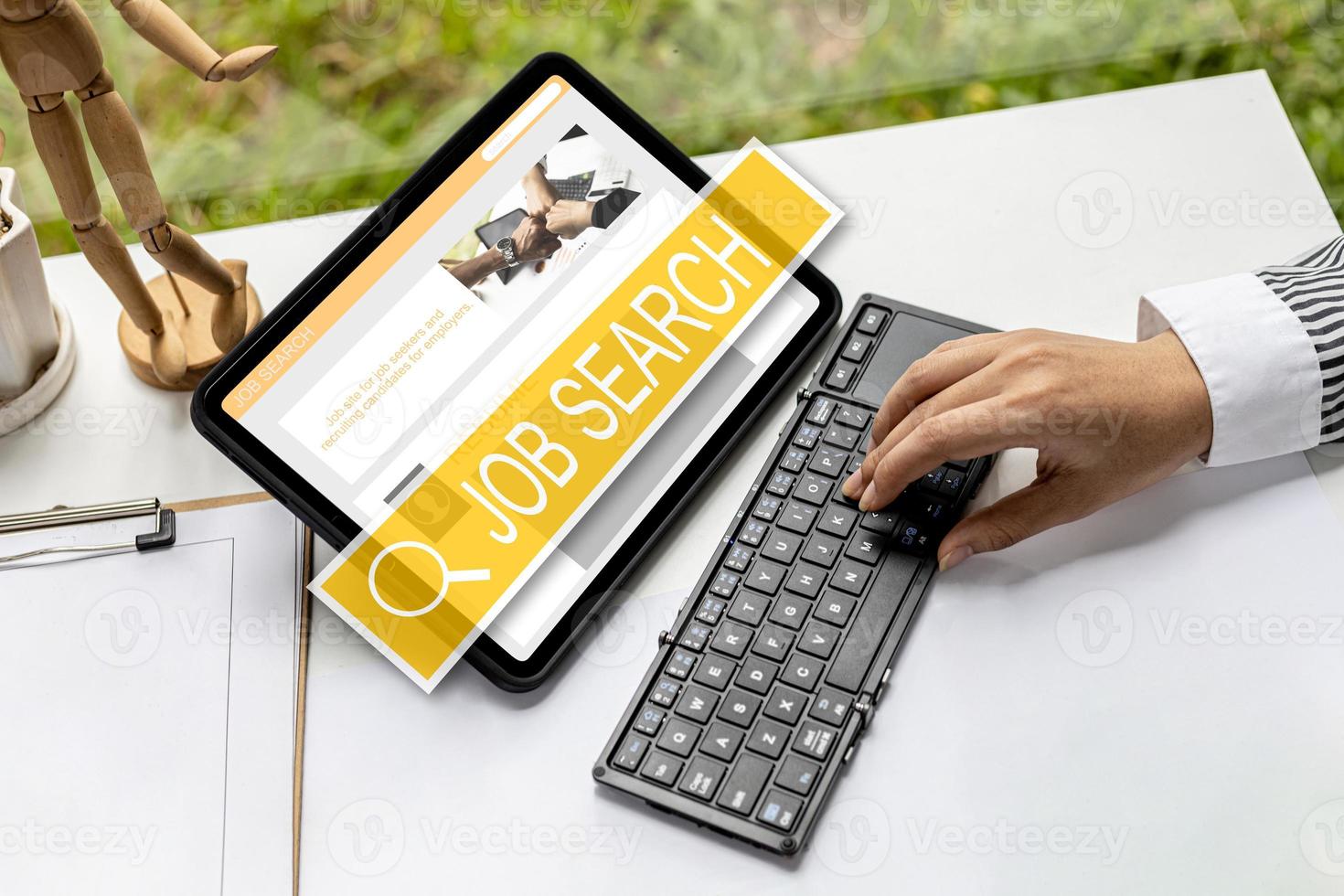 The screen shows the job search, job recruitment website that is a collection of jobs from companies looking for people to work with, showing details of qualifications, job seekers can deposit resumes photo