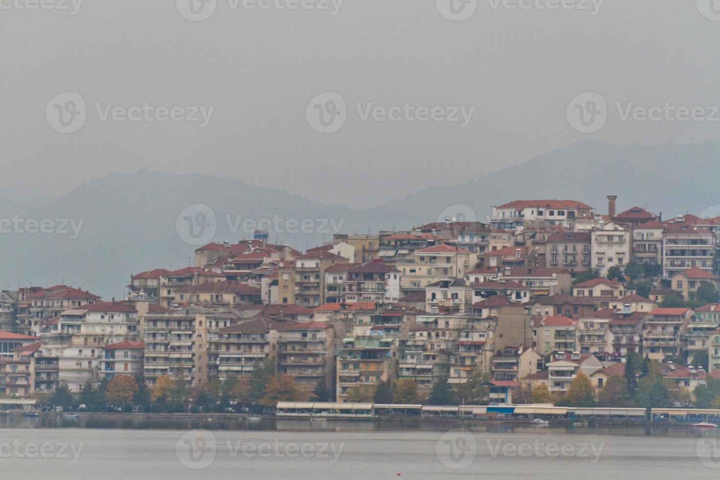 ciudad antigua tradicional de kastoria junto al lago en grecia foto