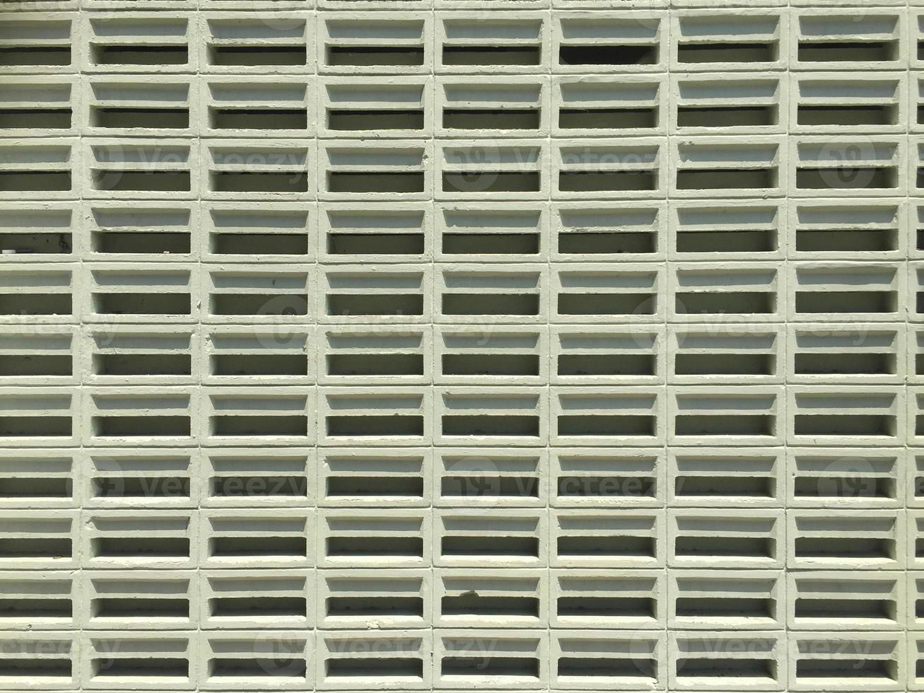 vista frontal de una serie de bloques de ventilación de hormigón verde claro foto