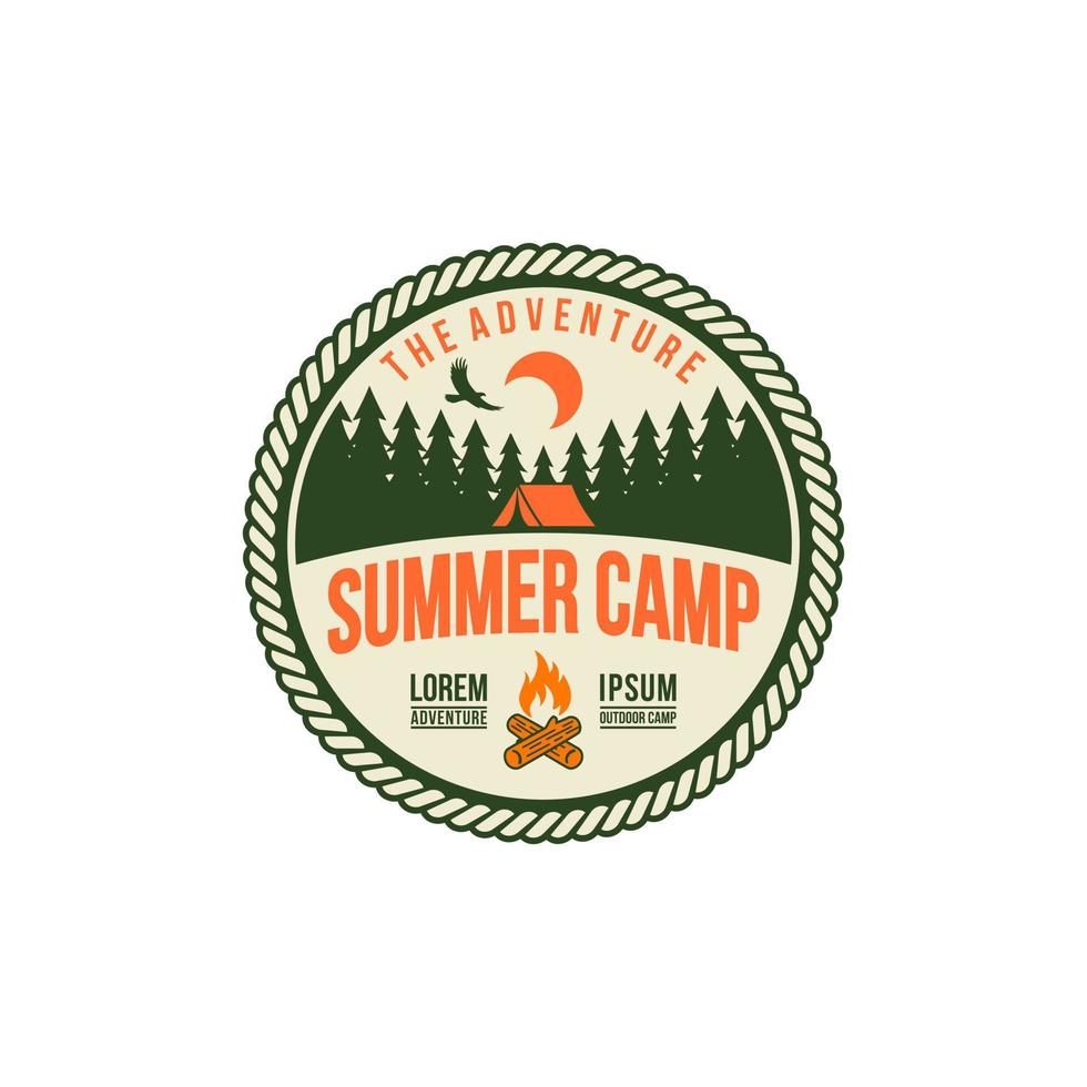 plantilla de vector de logotipo de insignia de campamento de verano