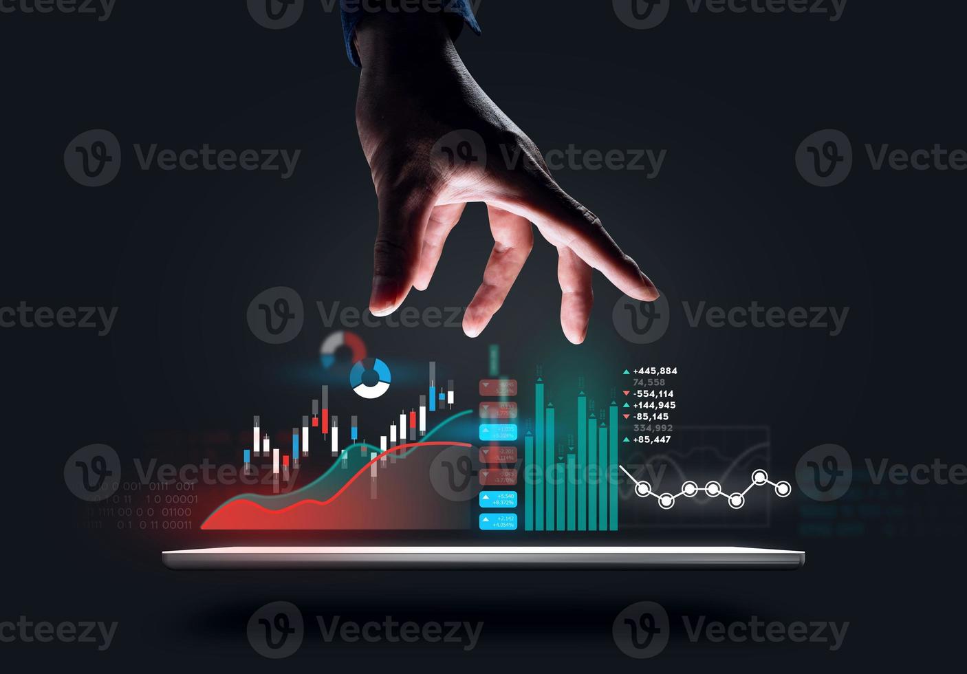 hombre de negocios muestra la mano para el gráfico en línea de la inversión global del mercado de valores en la tableta. foto