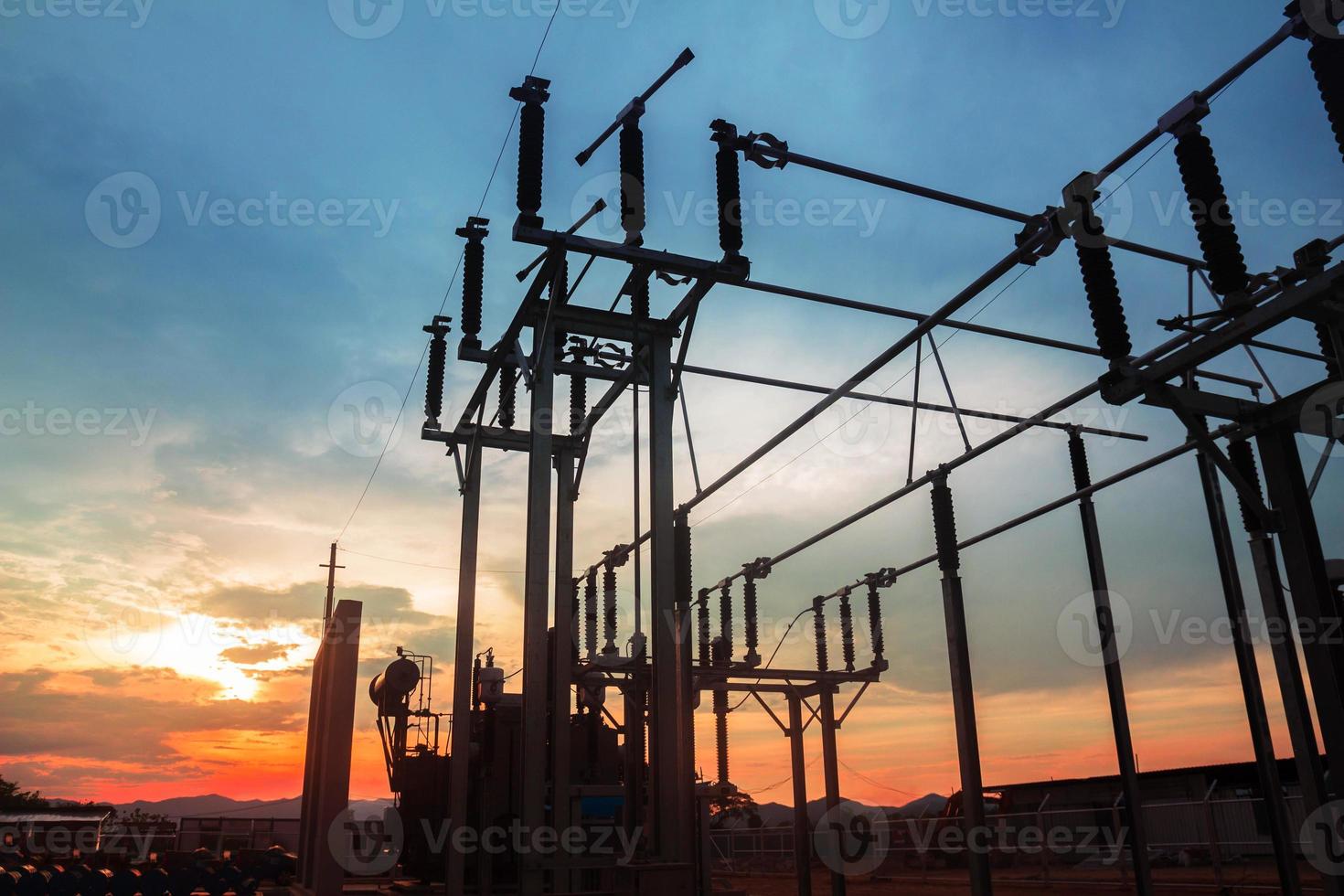 estación de la autoridad eléctrica, planta de energía, concepto de energía, cielo nocturno foto