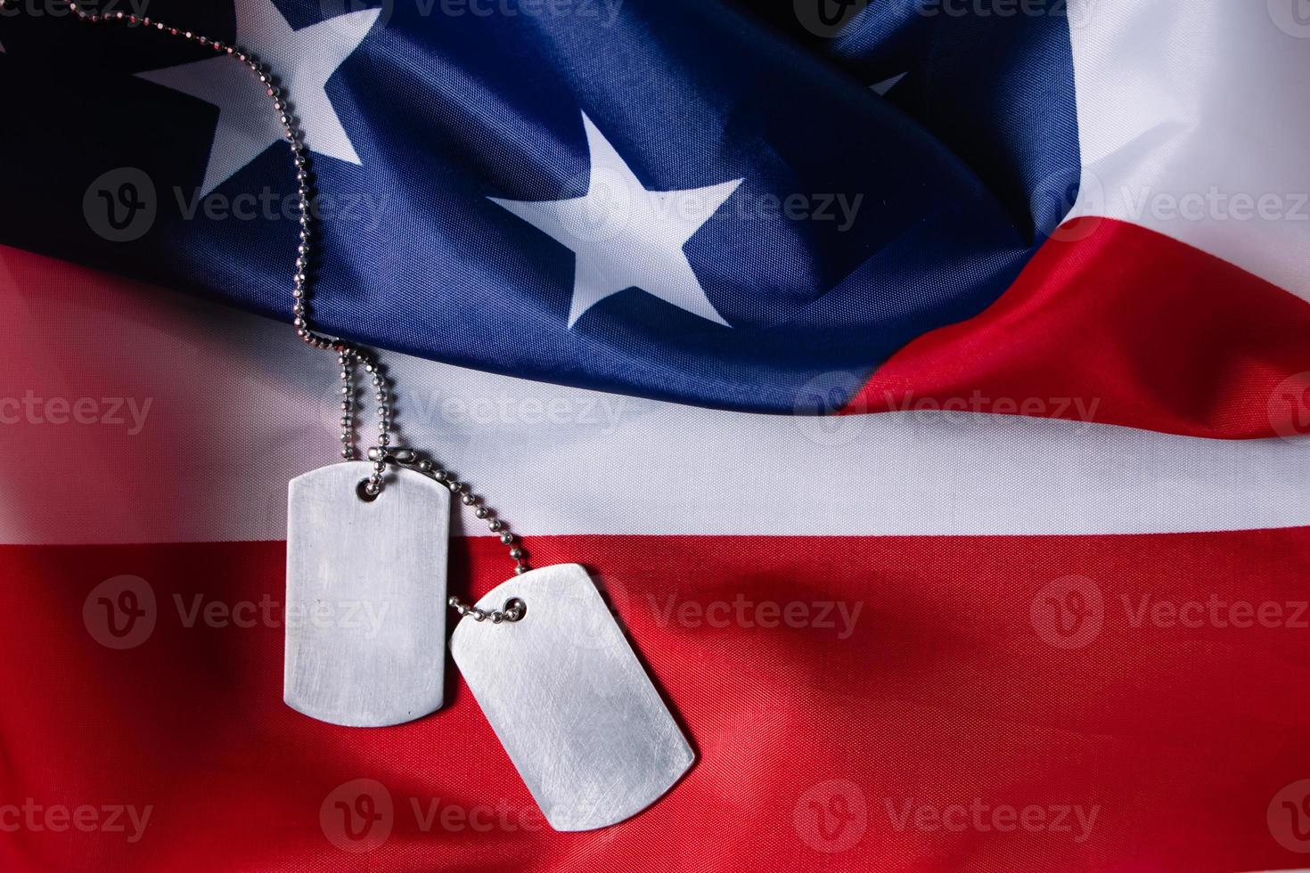 concepto del día conmemorativo de estados unidos. bandera americana y placas de identificación militares. foto