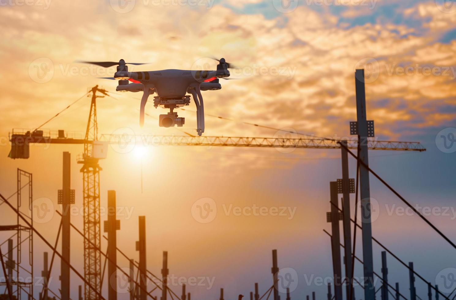 drone sobre el sitio de construcción. videovigilancia o inspección industrial foto