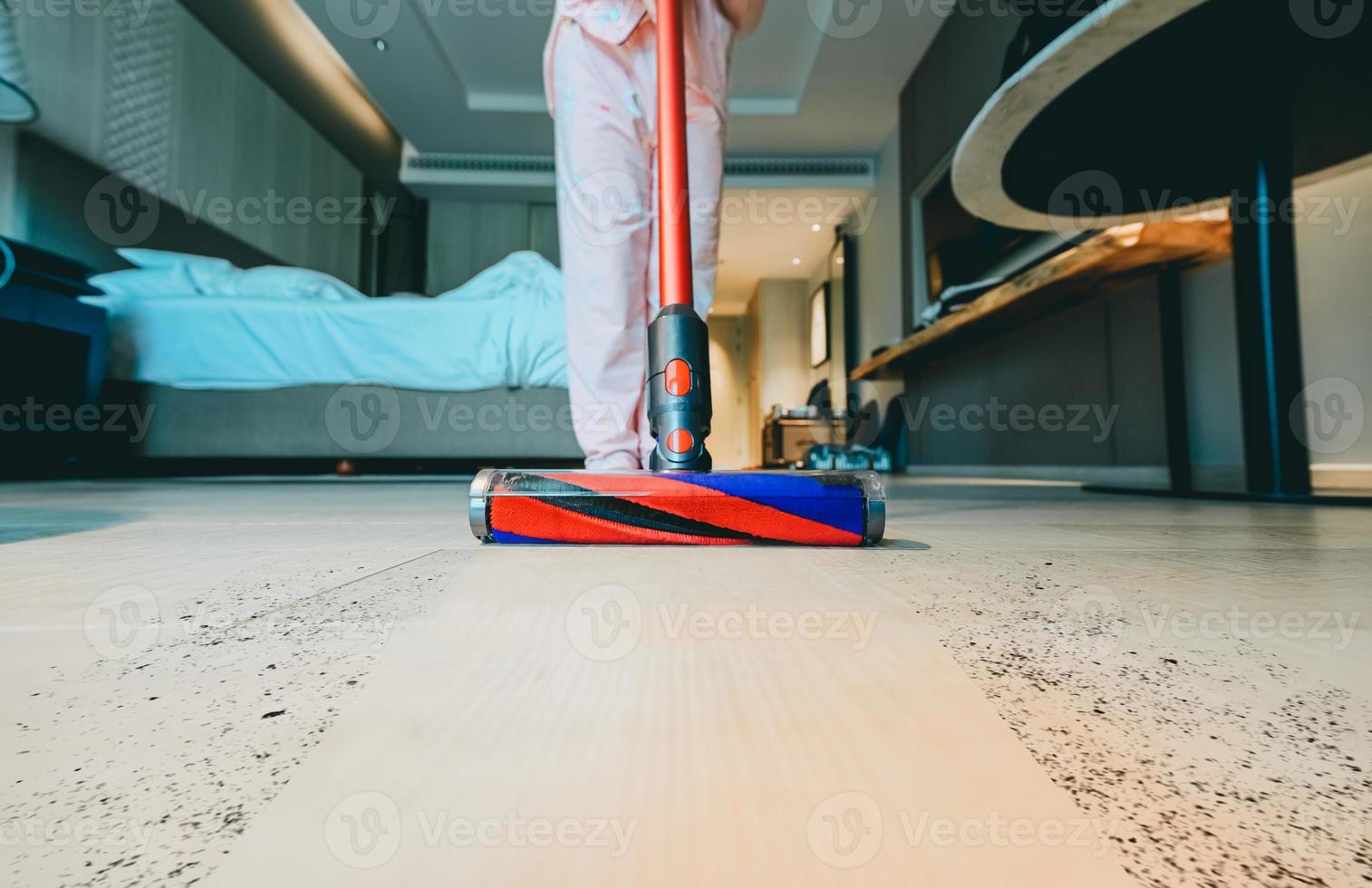 aspiradora moderna mientras aspira. mujer que usa una aspiradora mientras  limpia la alfombra en la casa. concepto de limpieza de la casa. 8527178  Foto de stock en Vecteezy