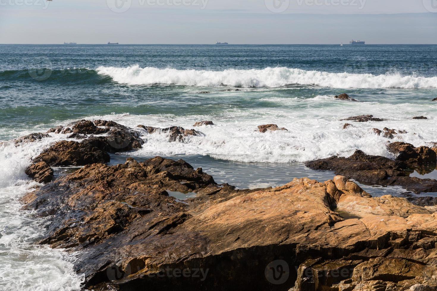 olas rompiendo en la costa portuguesa foto