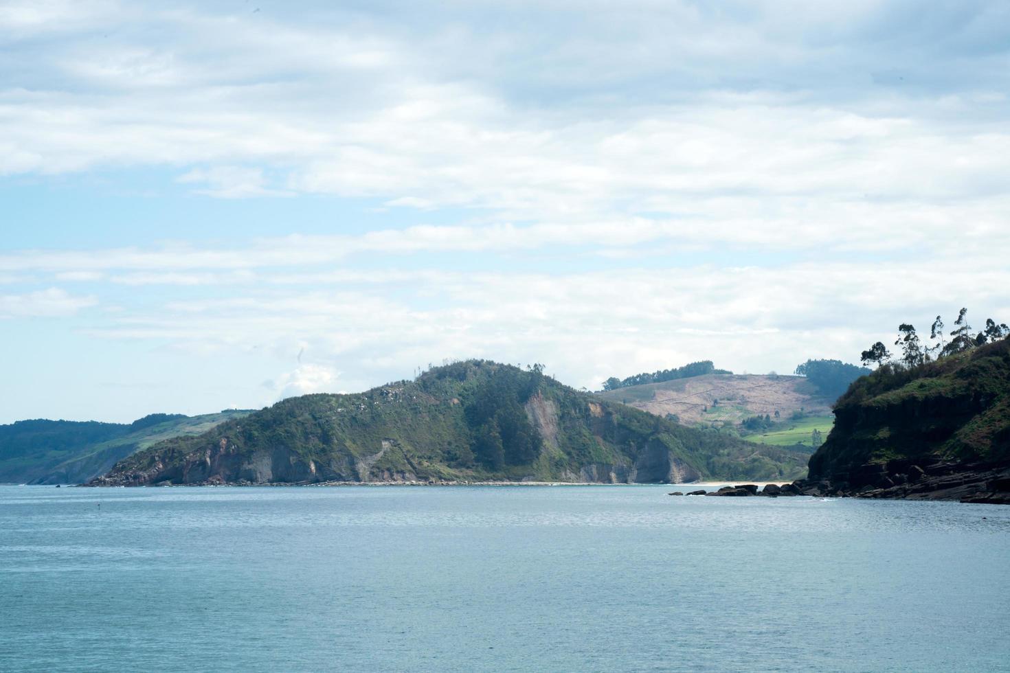 hermoso paisaje marino de tazones. bahía de rodiles y montañas alrededor. Asturias foto