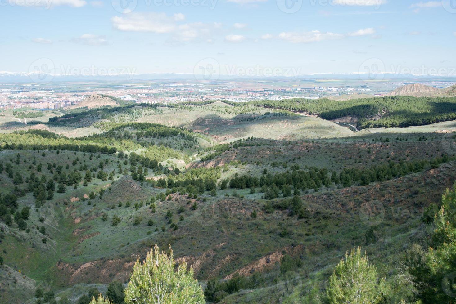 hermosa vista del parque de los cerros, un parque público que rodea alcalá de henares. montañas nevadas en el fondo. Madrid. foto