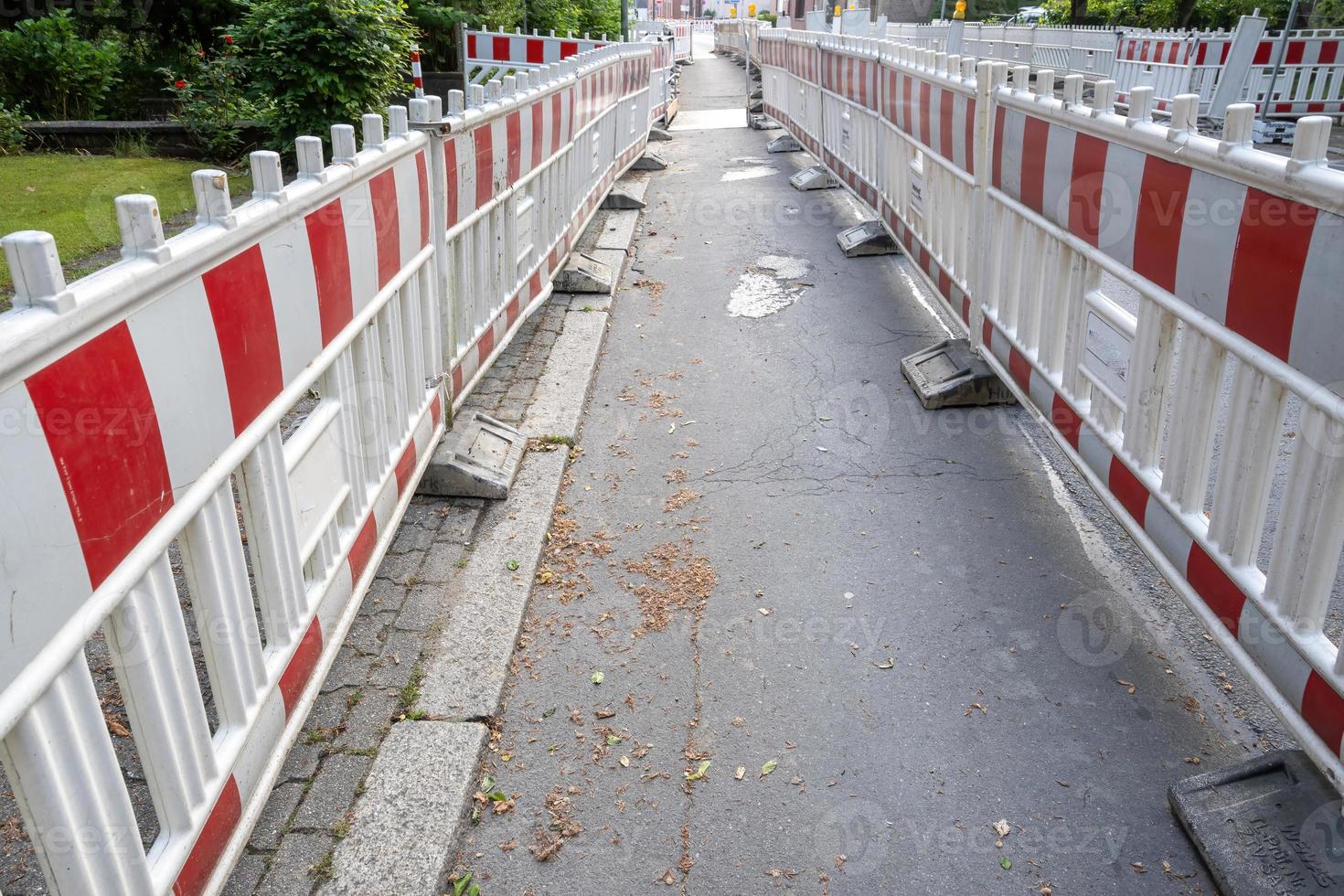 barrera del sitio de construcción de una carretera con una acera foto