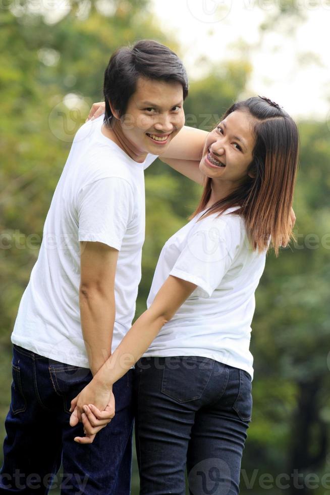 pareja joven tomados de la mano foto