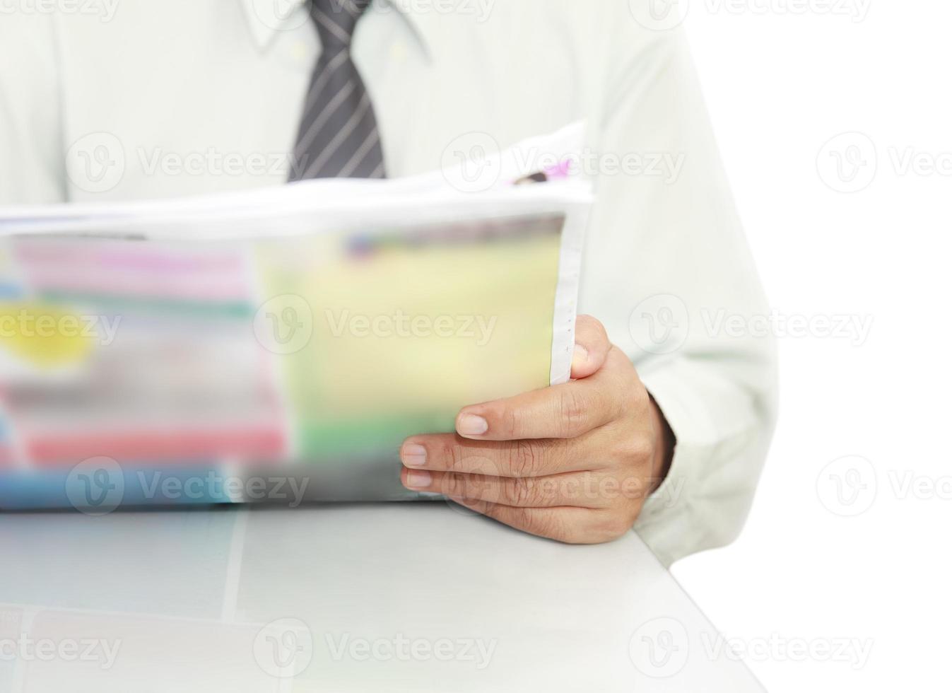 empresario leyendo un periódico foto