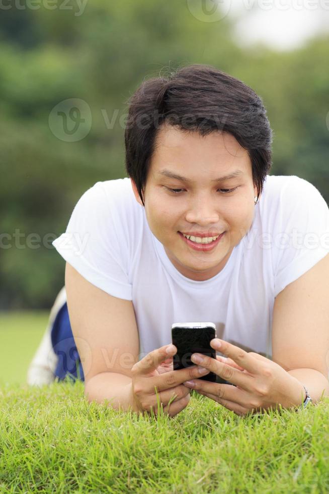 hombre joven usando el teléfono foto