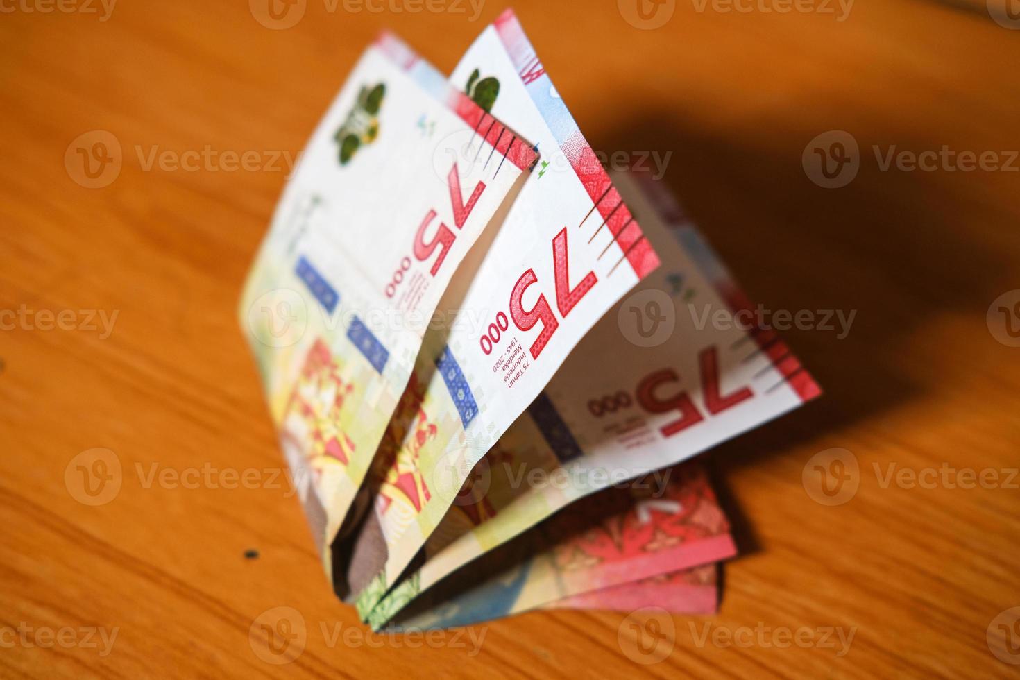 billetes de rupias sobre la mesa. billetes de indonesia foto