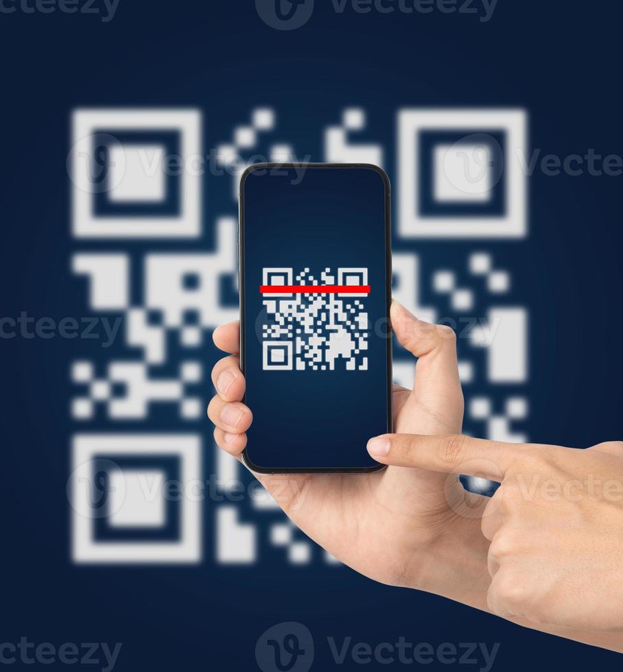 mano usando el código qr de escaneo de teléfono inteligente móvil. lector de código de barras, pago con código qr, tecnología sin efectivo, concepto de dinero digital foto