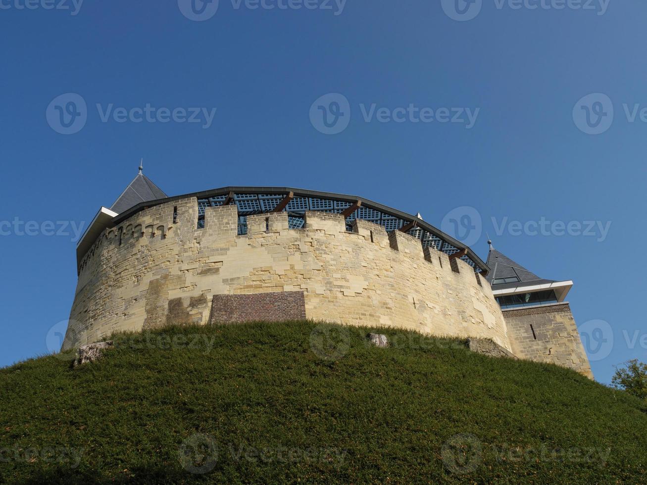 maastricht y kessel en el río maas foto