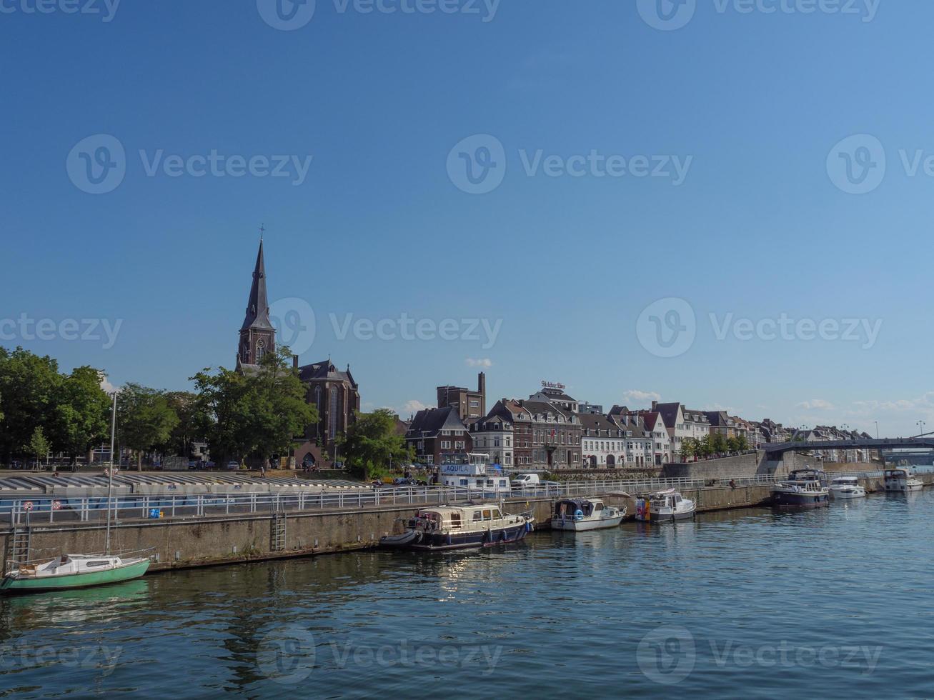 la ciudad de maastricht en el río maas en los países bajos foto