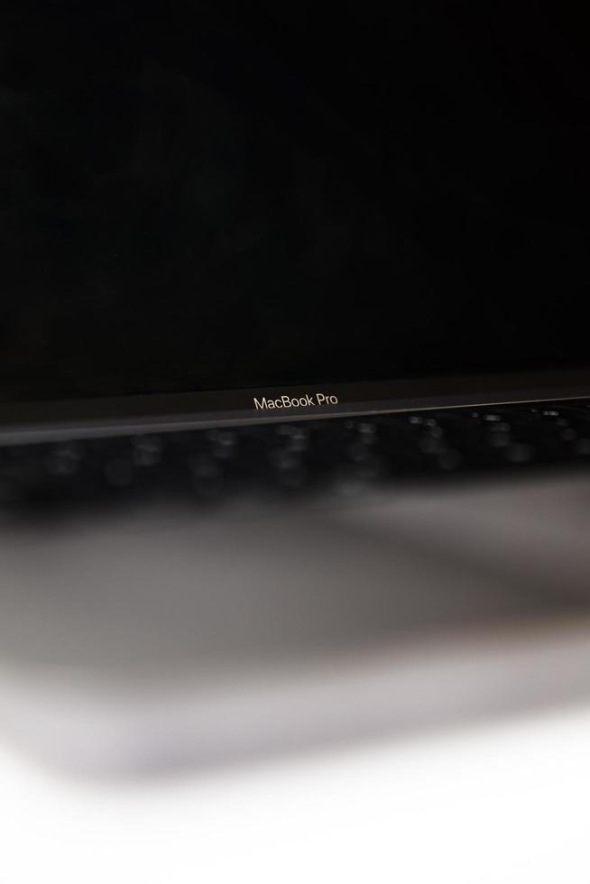 belgrado, serbia, 2020 - detalle de la computadora macbook pro aislada en blanco. el macbook es una marca de computadoras portátiles fabricadas por apple inc. foto