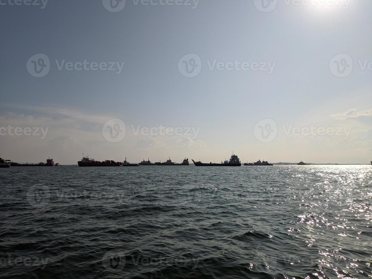 Photo of the wide waters of Balikpapan Bay, Indonesia