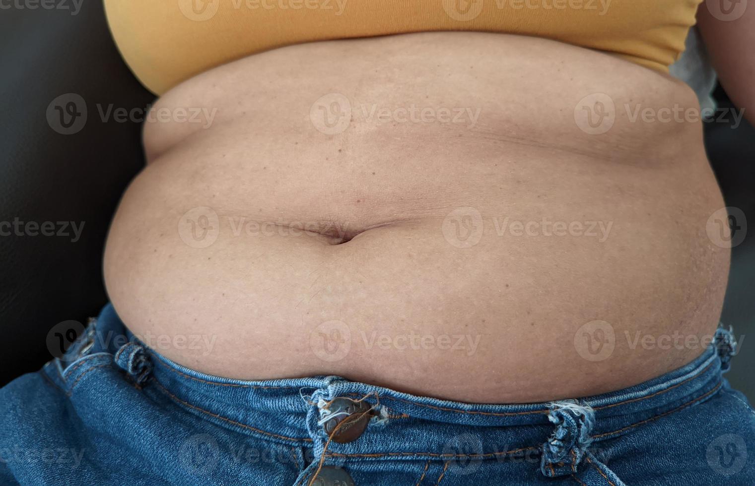 mujeres asiáticas sentadas en la parte delantera del vientre de grasa corporal. foto