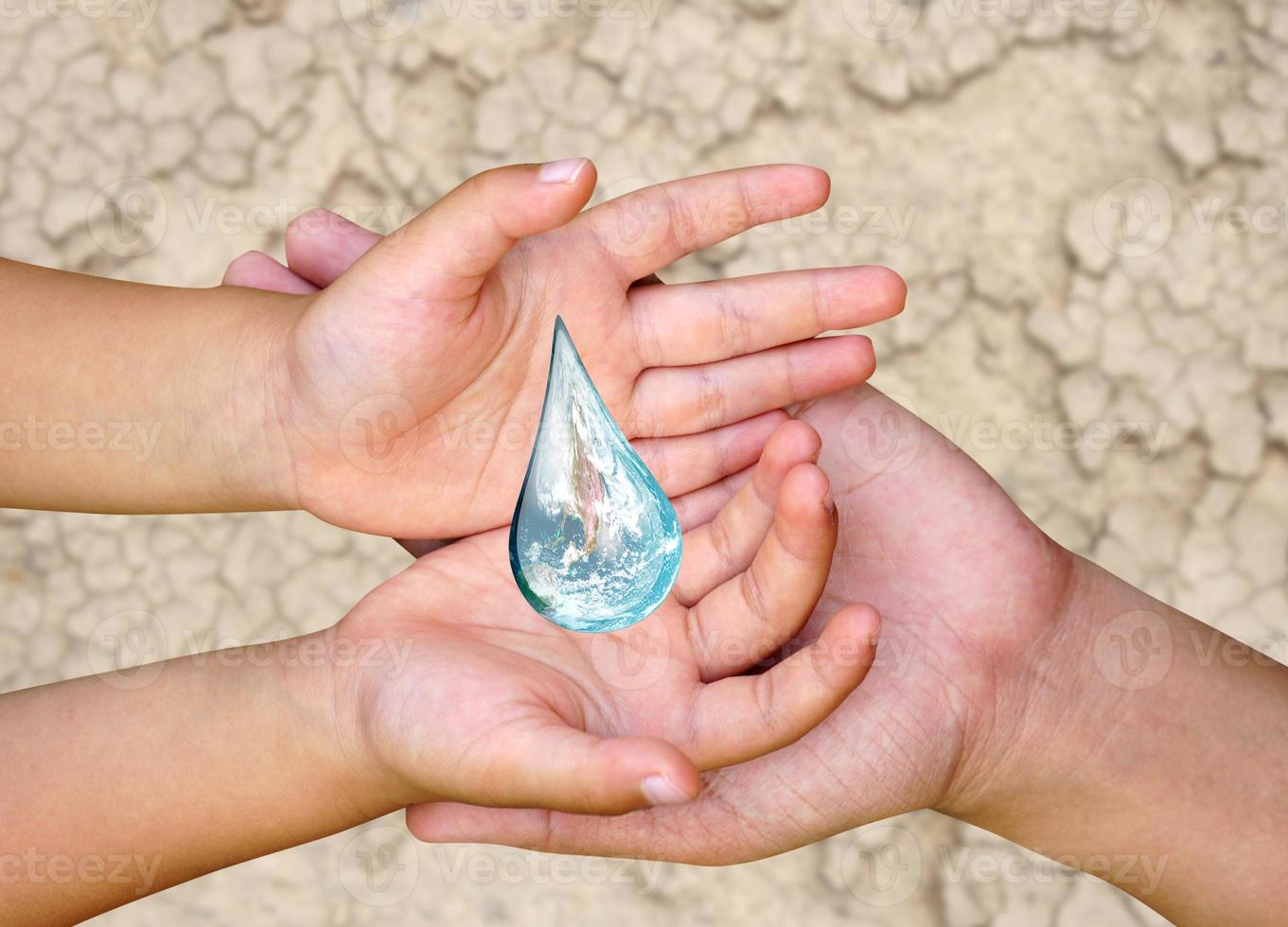 manos del día mundial del agua esperando el mundo en forma de gota de agua en el suelo árido de fondo. elementos de esta imagen proporcionada por la nasa. foto