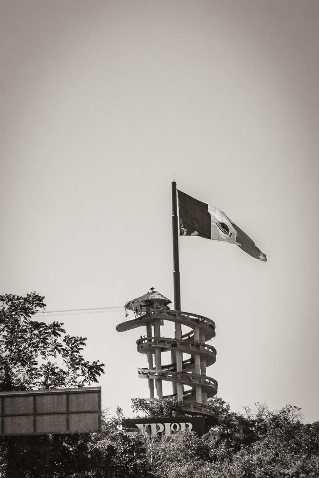 bandera roja blanca verde mexicana en playa del carmen mexico. foto