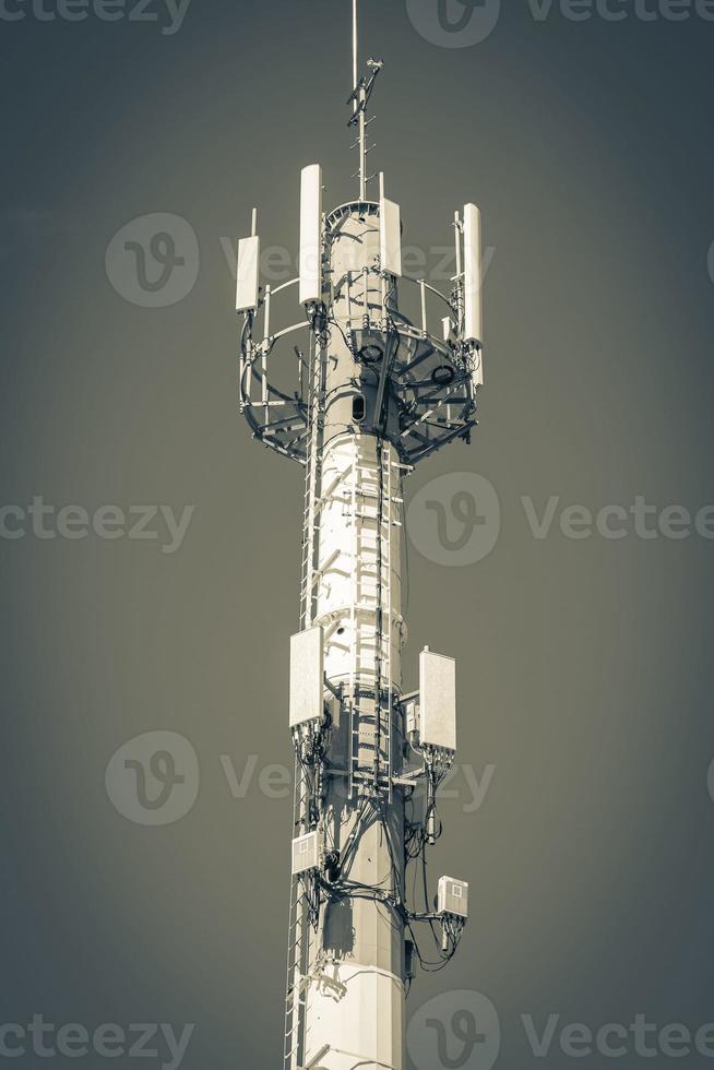 radiación de torre roja blanca 5g en playa del carmen méxico. foto