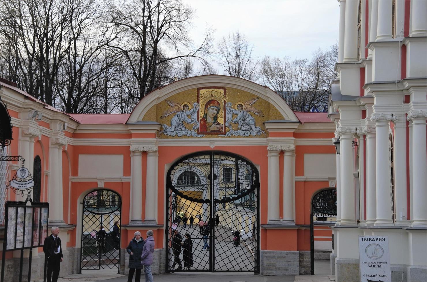 10.05.2022 rusia, st. petersburgo, alexander nevsky lavra. viajar por la ciudad foto