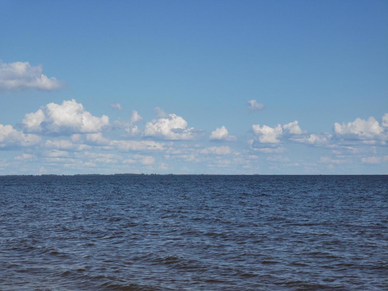 nubes en el cielo azul y el agua. lago o mar foto