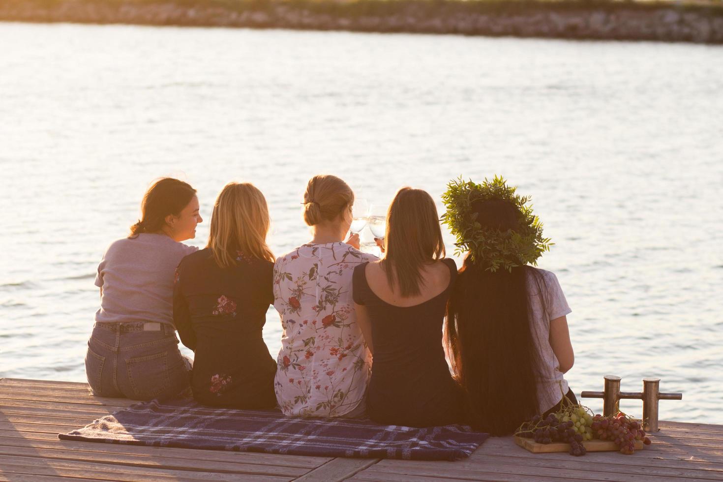 fiesta de verano de jóvenes hermosas mujeres con vino, balneario relajante en un día soleado foto