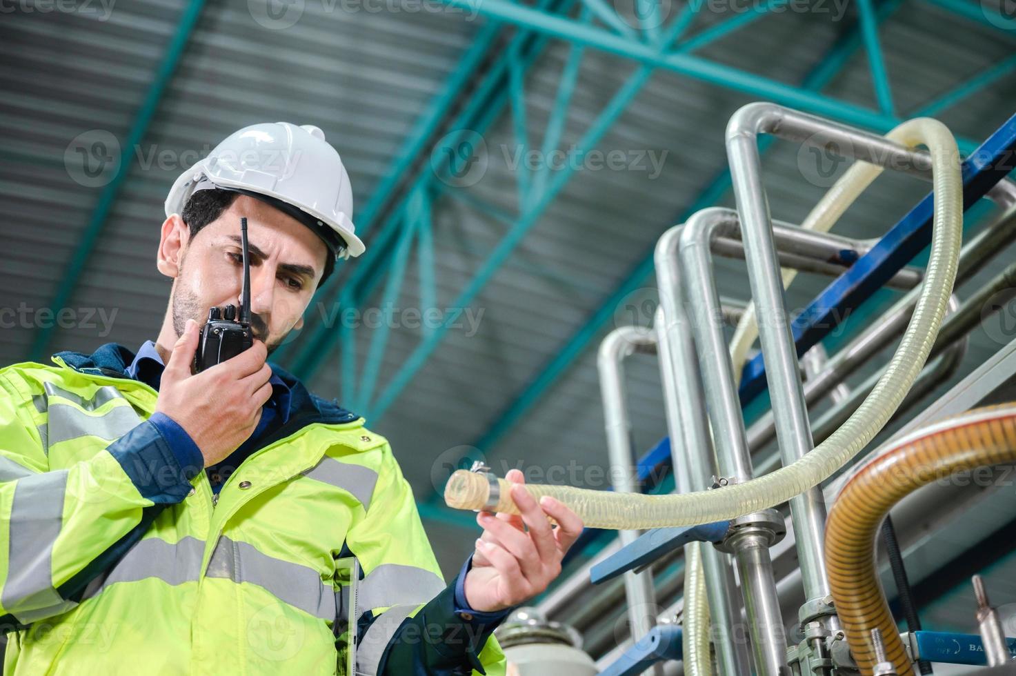 ingeniero técnico profesional que trabaja para controlar la energía eléctrica y el sistema de servicio de seguridad, electricista que trabaja para el mantenimiento y control de equipos industriales en términos de tecnología de fábrica foto