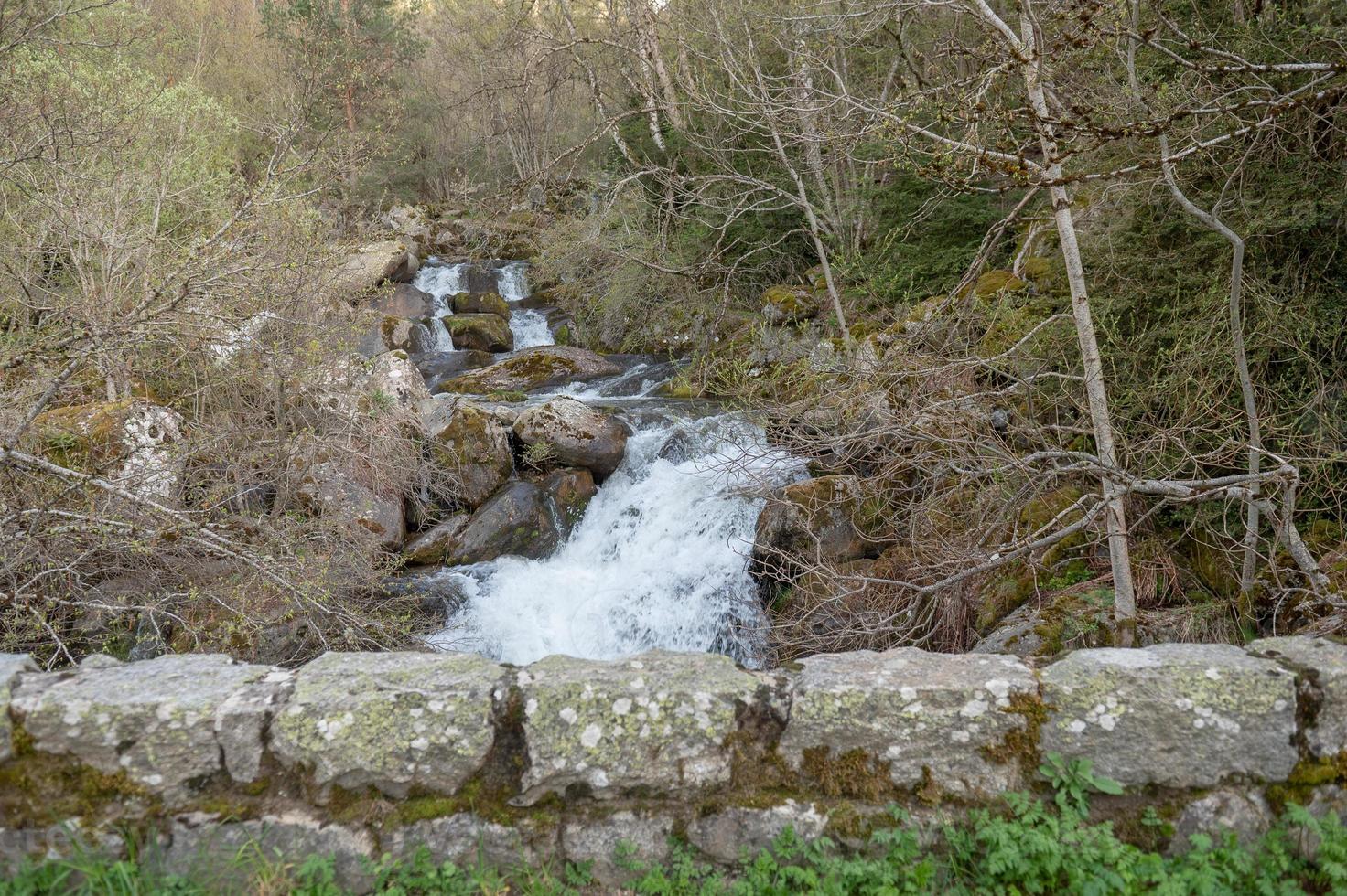 sendero en madriu perafita claror valle en andorra, sitio del patrimonio mundial de la unesco foto
