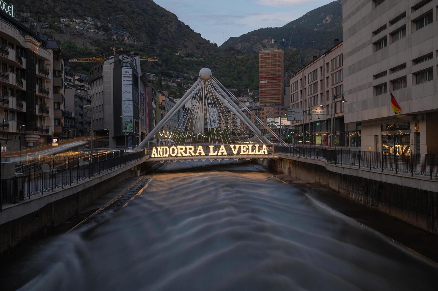 andorra la vella, andorra. 2022 mayo 12 . pont de paris de fondo y la obra de salvador dali nobleza del tiempo en verano de 2022. foto