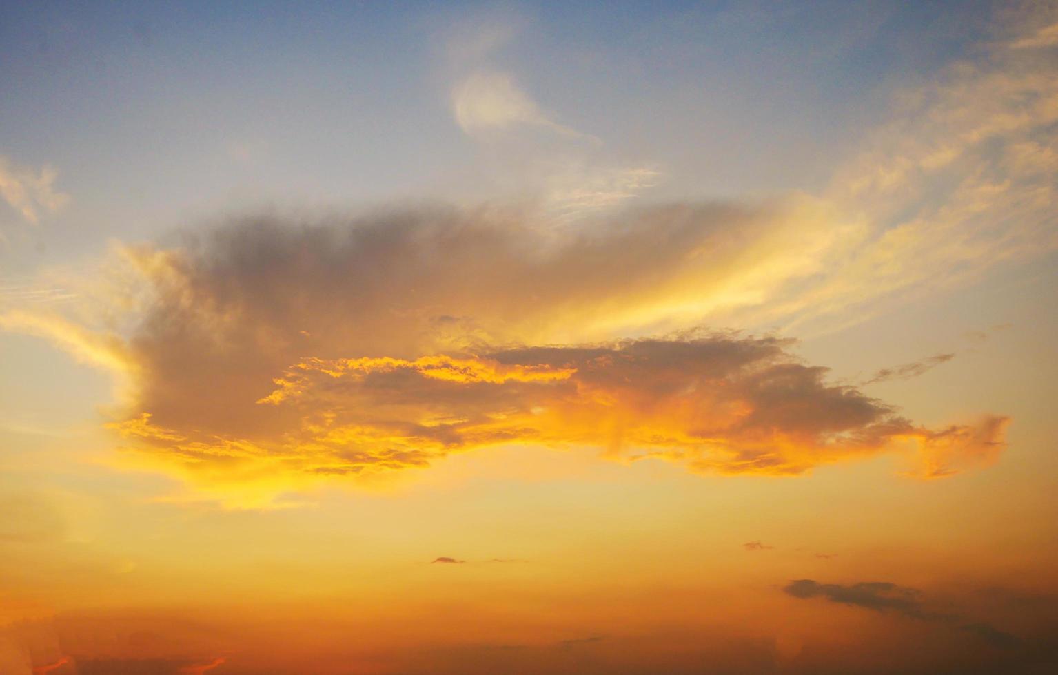 cielo naranja y nubes de verano foto