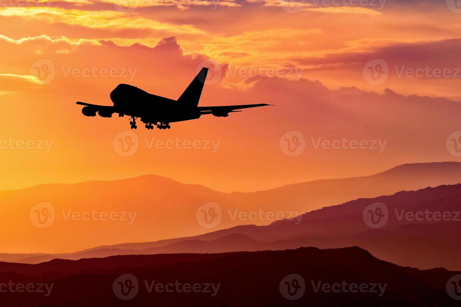 aviones de pasajeros despegando del aeropuerto. concepto de transporte y turismo foto
