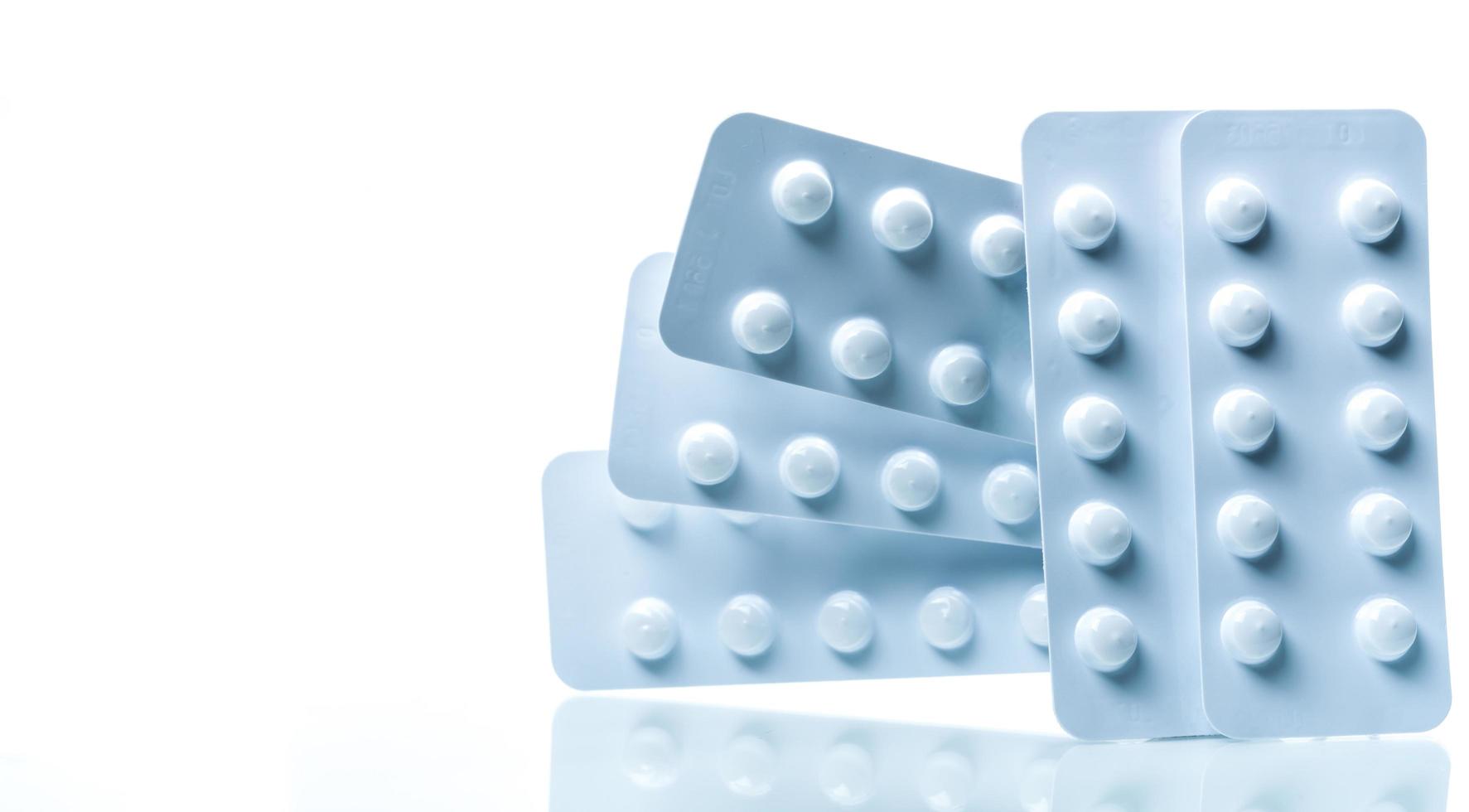 Плохо стоит таблетки. Колхицин 0.6 мг. колхицин на белом фоне. colchicine 0.6mg 100 tablets in almaty. таблетки с k и mg.
