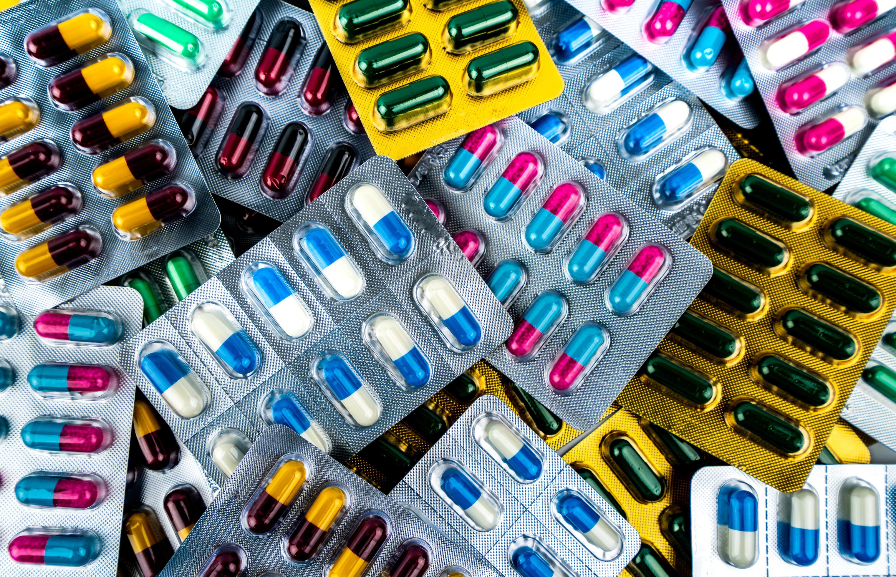 pila de vista superior de píldoras de cápsula antibiótica en blister. interacciones con la