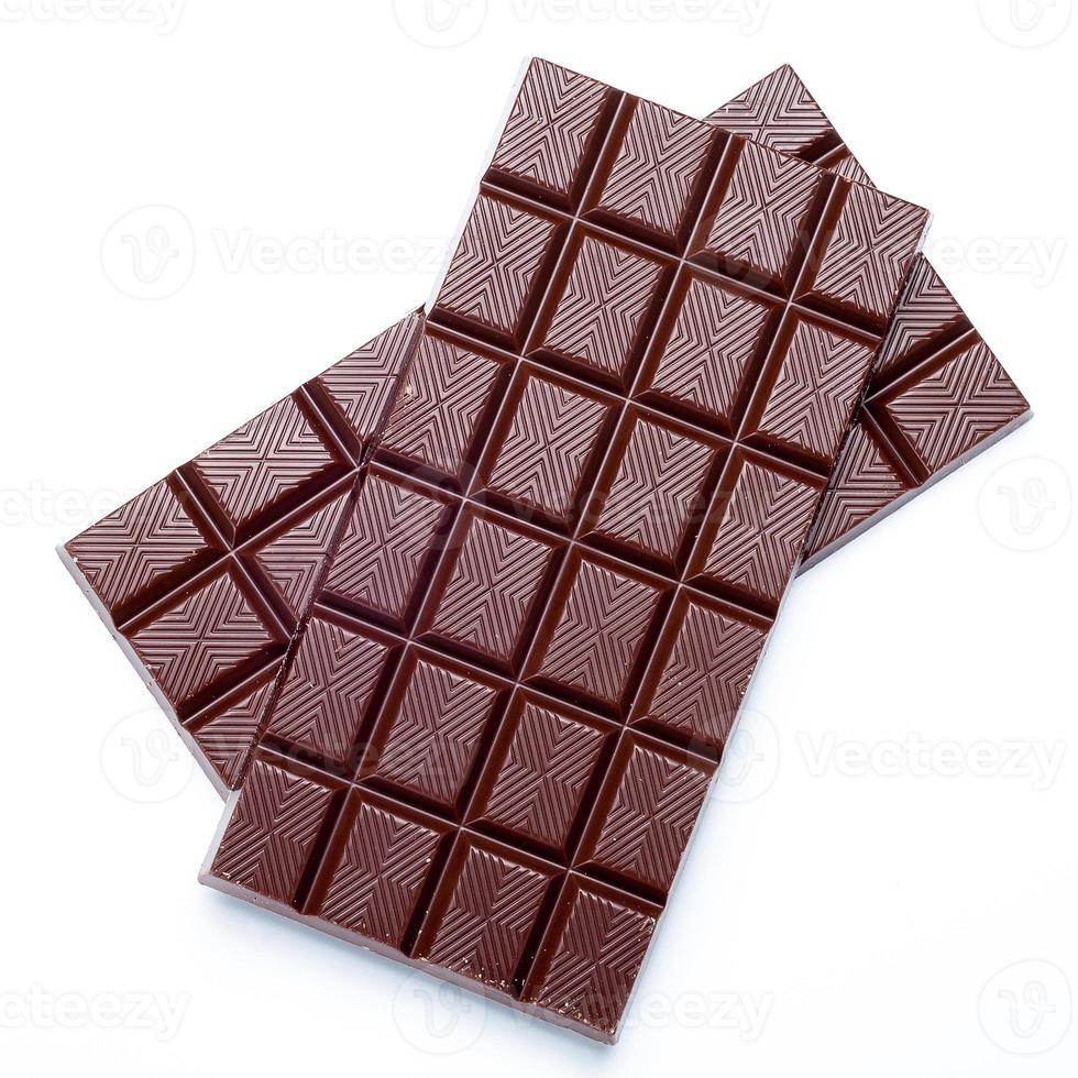 barra de chocolate negro sobre fondo blanco foto