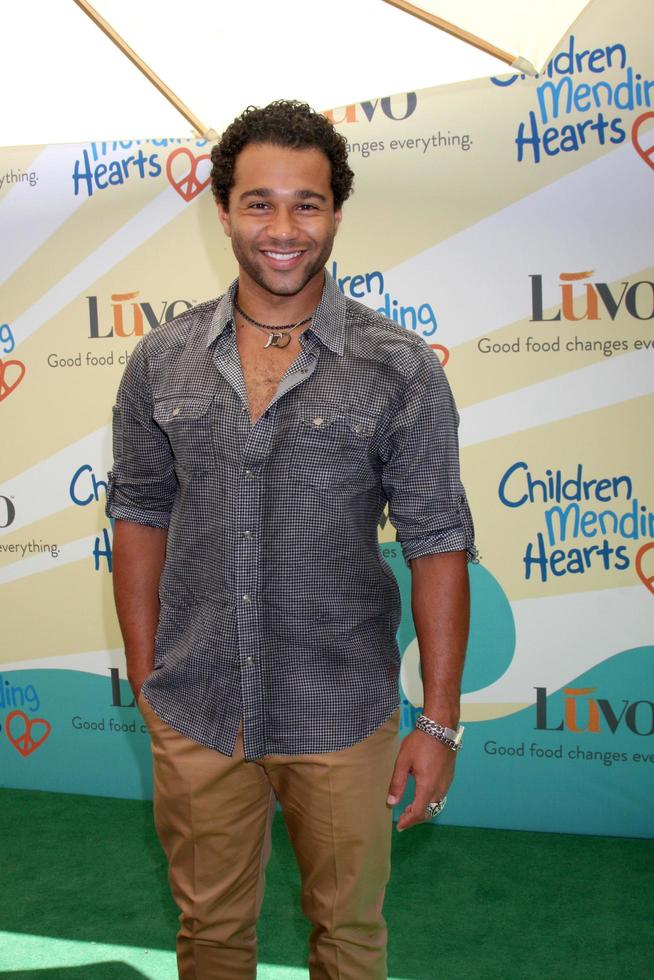 Los Ángeles, 14 de junio - Corbin Bleu en la sexta recaudación de fondos anual de Children Mending Hearts en una propiedad privada el 14 de junio de 2014 en Beverly Hills, CA foto