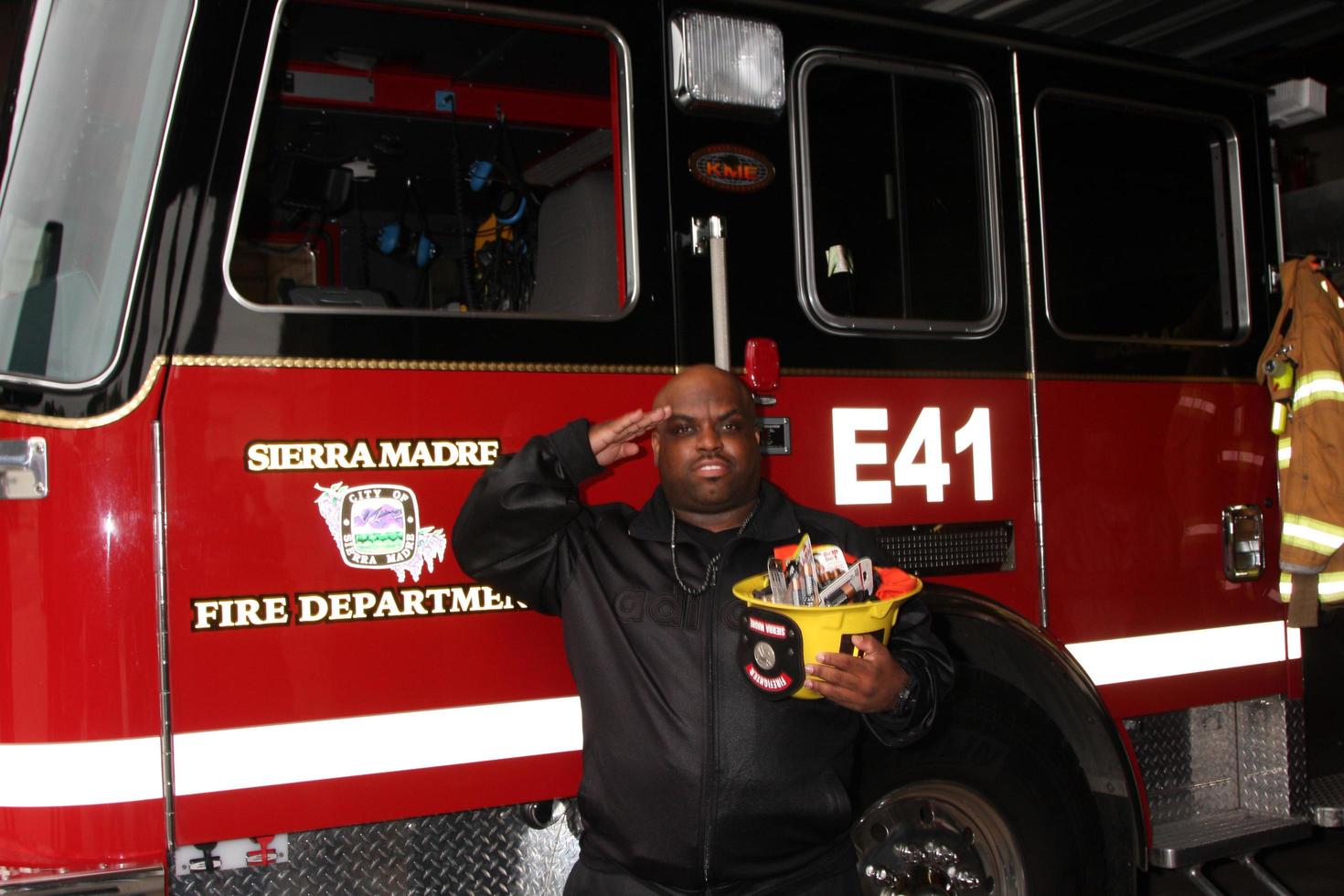 los angeles, 8 de junio - cee lo green en el evento duracell, potencia a los que nos protegen en el departamento de bomberos de sierra madre el 8 de junio de 2011 en sierra madre, ca foto