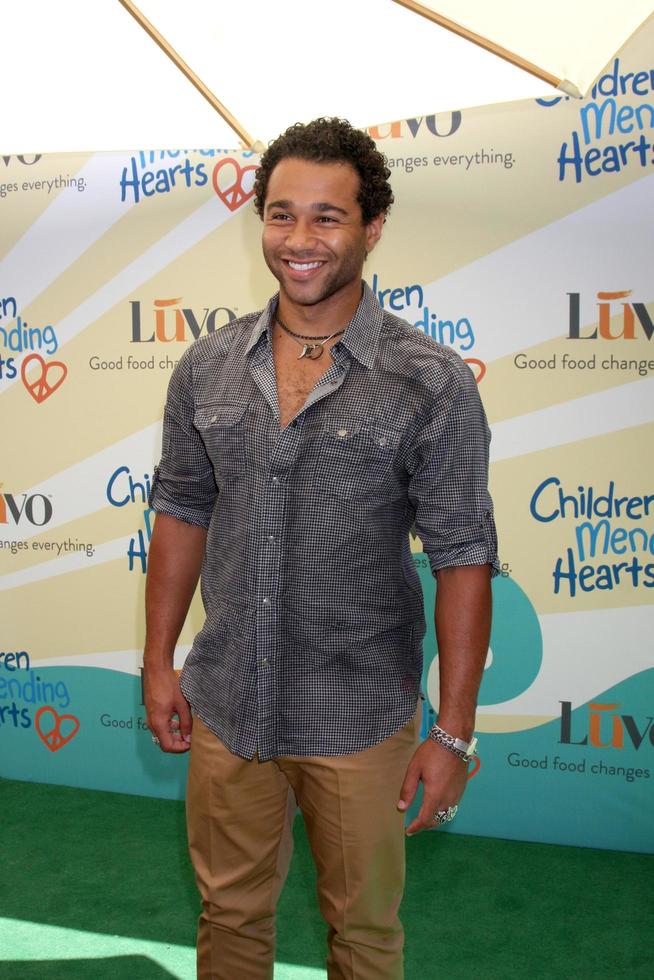 Los Ángeles, 14 de junio - Corbin Bleu en la sexta recaudación de fondos anual de Children Mending Hearts en una propiedad privada el 14 de junio de 2014 en Beverly Hills, CA foto