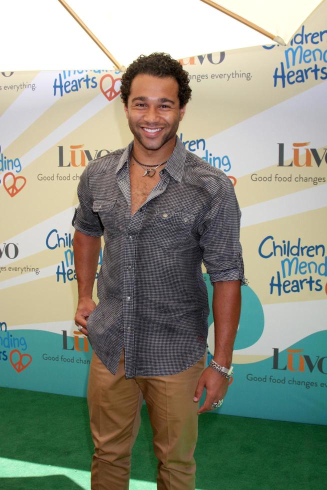 Los Ángeles, 14 de junio - Corbin Bleu en la sexta recaudación de fondos anual de Children Mending Hearts en una propiedad privada el 14 de junio de 2014 en Beverly Hills, CA foto