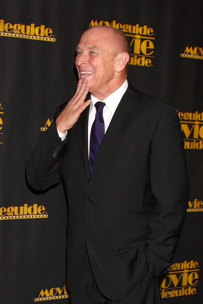 los angeles, 15 de febrero - corbin bernsen llega a los premios movieguide 2013 en el universal hilton hotel el 15 de febrero de 2013 en los angeles, ca foto