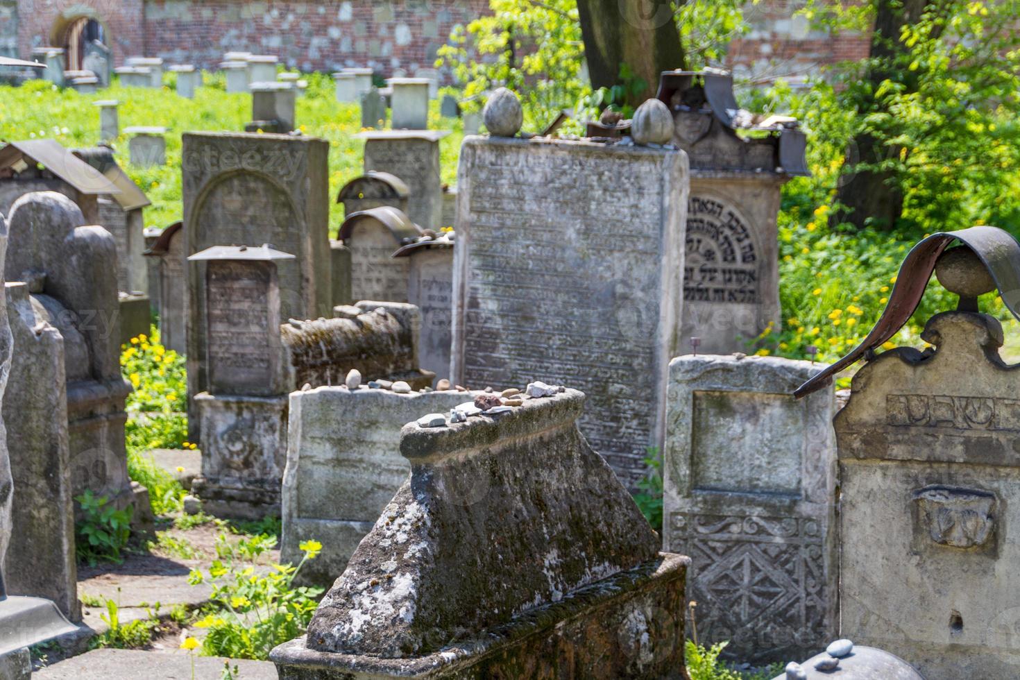 el cementerio remuh en cracovia, polonia, es un cementerio judío establecido en 1535. está ubicado al lado de la sinagoga remuh foto